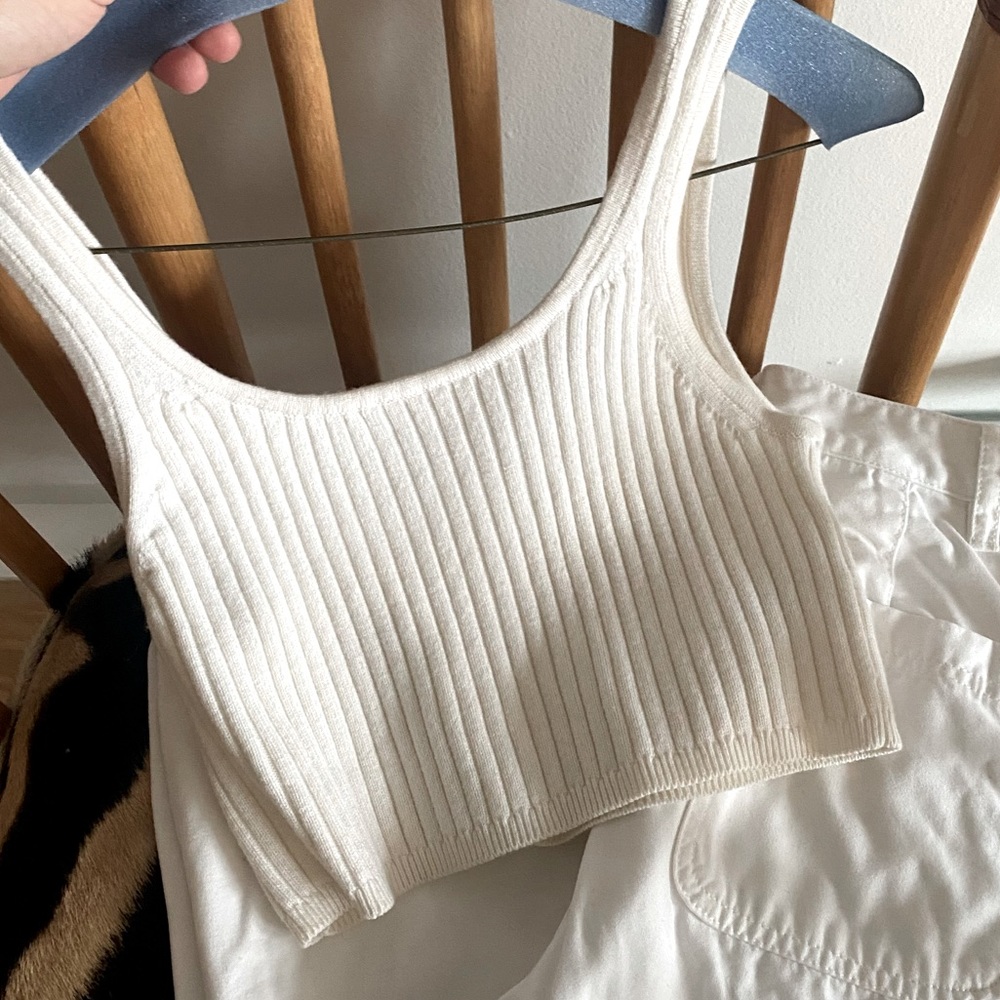 Super cute cropped sweater tank from Wilfred by Aritzia!